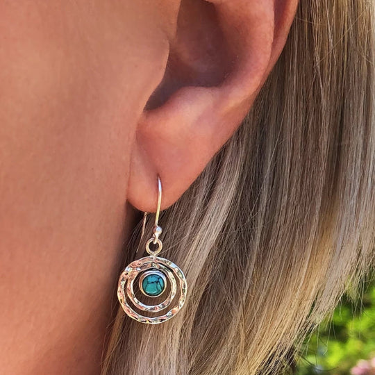 Emma – boho-øreringe i saturnusdesign med turkis sten