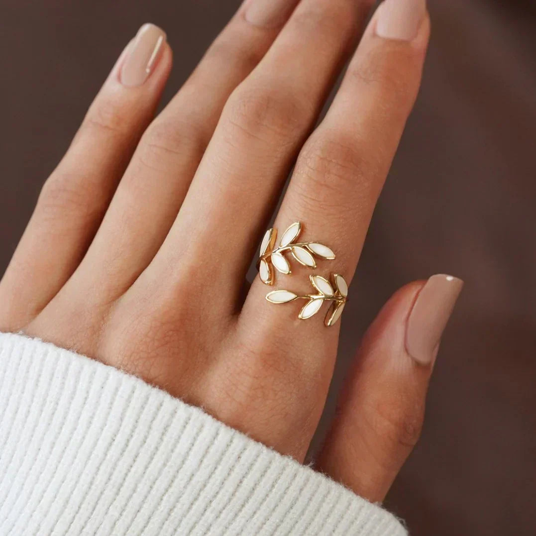 Milly – Justerbar ring med blade i opalstil