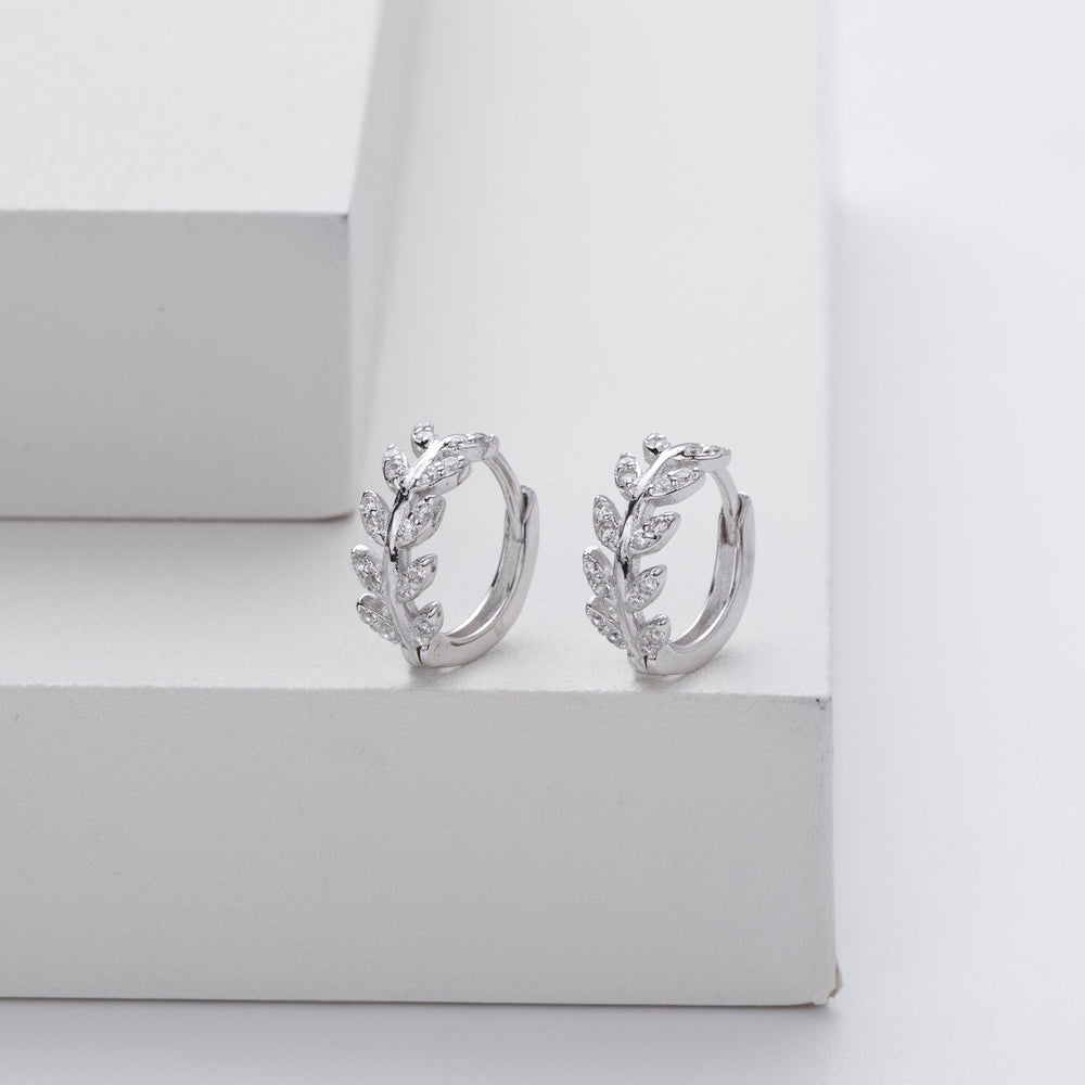 Laticia – elegante øreringe med bladdesign og stenindsatser