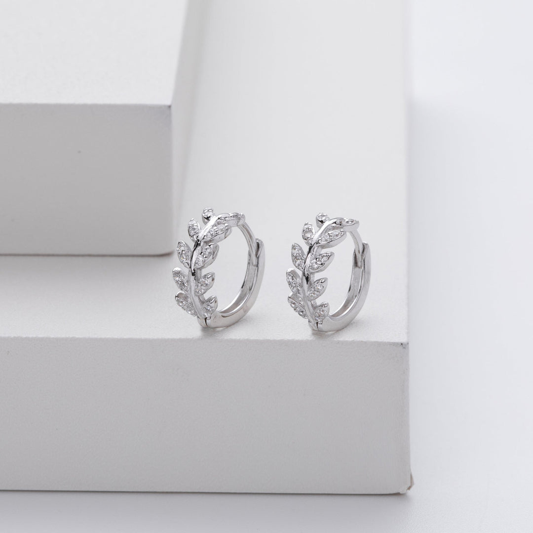 Laticia – elegante øreringe med bladdesign og stenindsatser