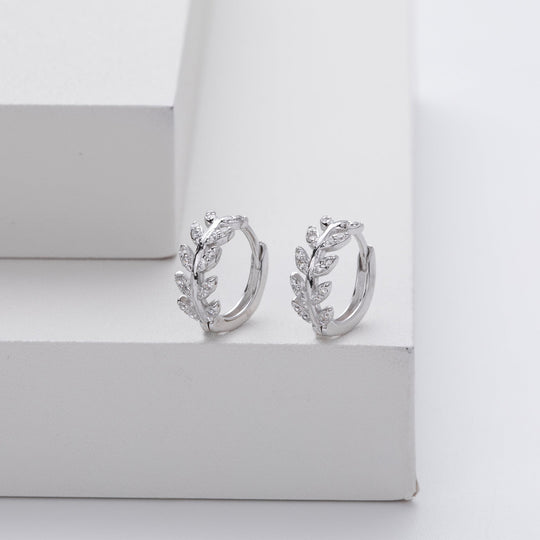 Laticia – elegante øreringe med bladdesign og stenindsatser