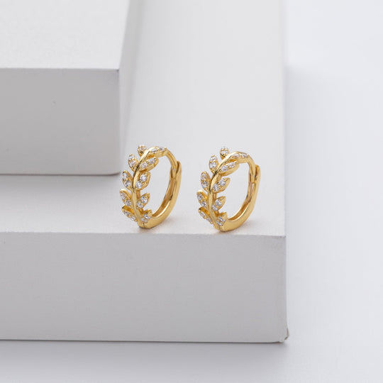 Laticia – elegante øreringe med bladdesign og stenindsatser