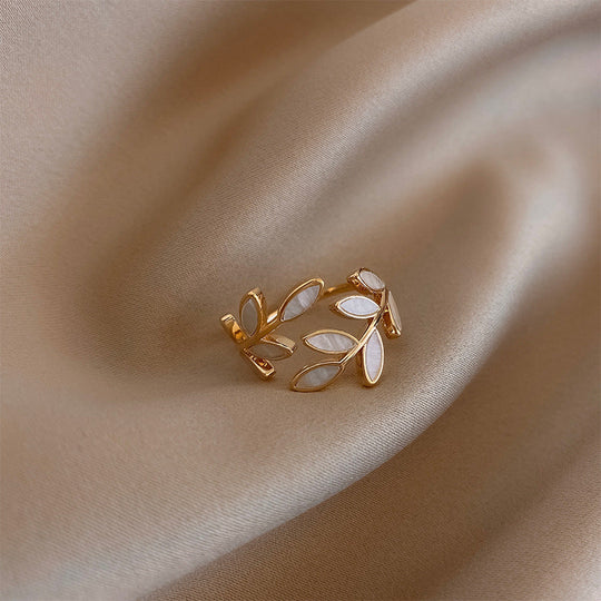 Milly – Justerbar ring med blade i opalstil