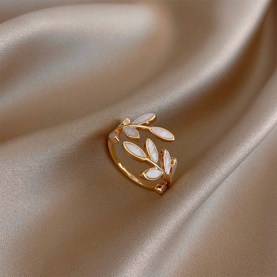 Milly – Justerbar ring med blade i opalstil