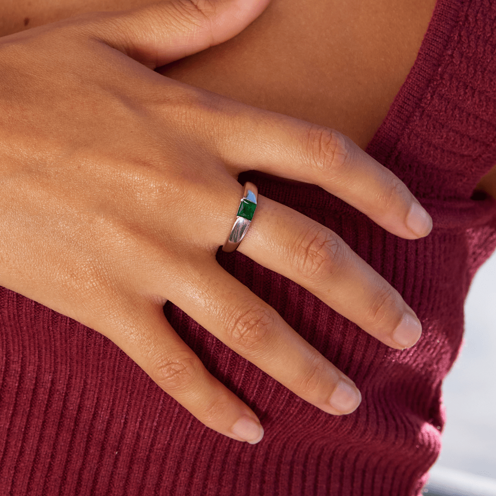 Ember – sølvfarvet ring med smaragd